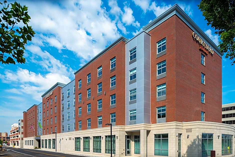 Courtyard by Marriott Edgewater NYC Area