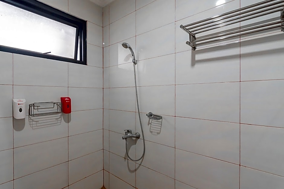 RedDoorz near Sukabumi Station 2