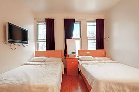 Deluxe Quadruple Room with Private Bathroom