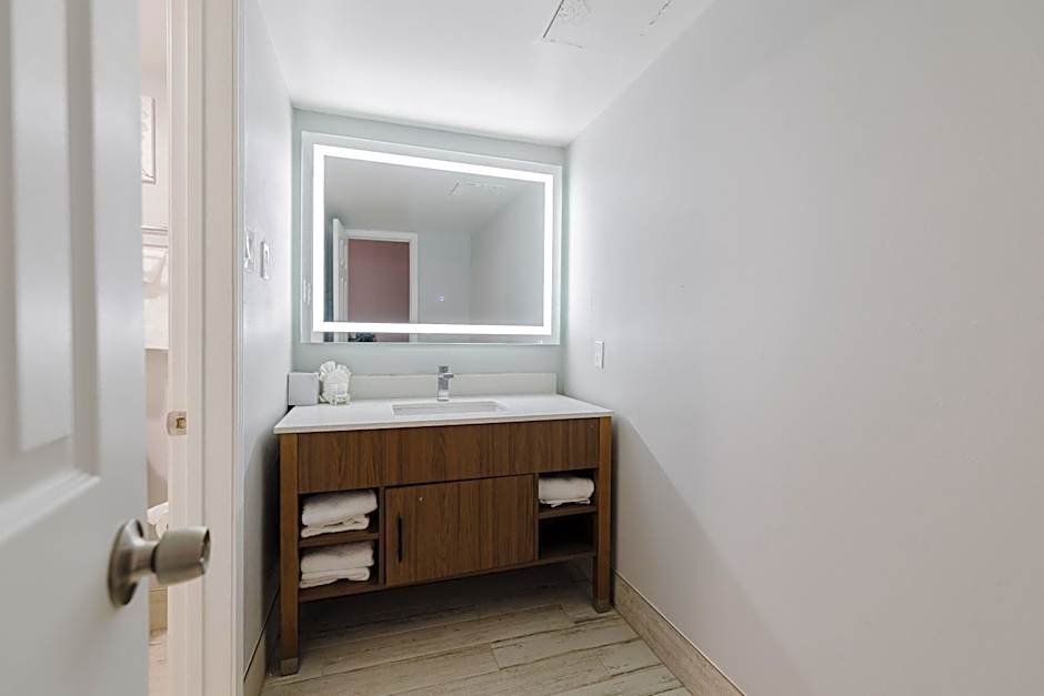 La Quinta Inn & Suites by Wyndham Mid-City