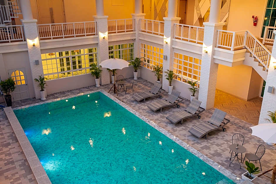 De Hug Hotel And Residence