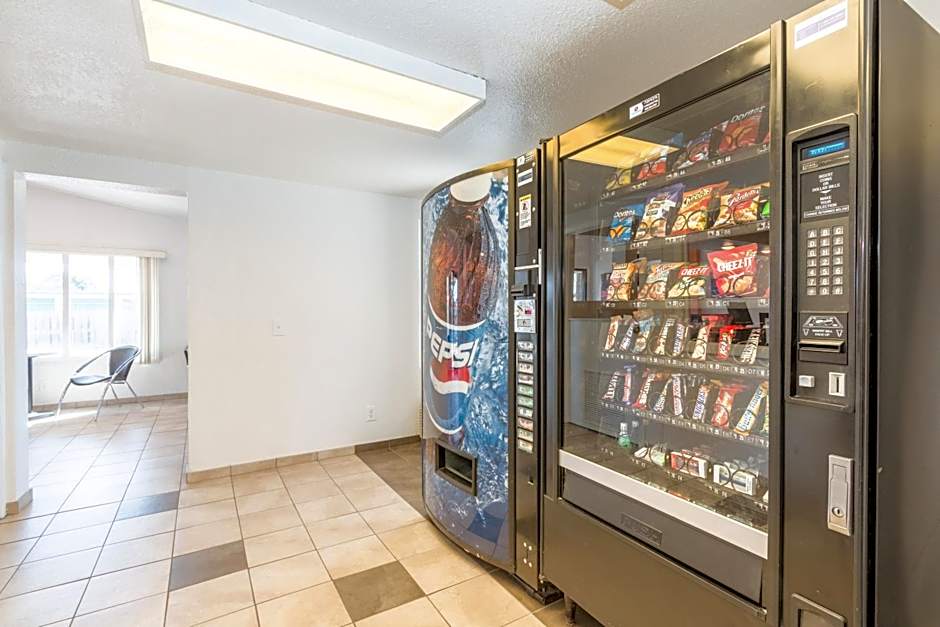 Travelodge by Wyndham Lansing