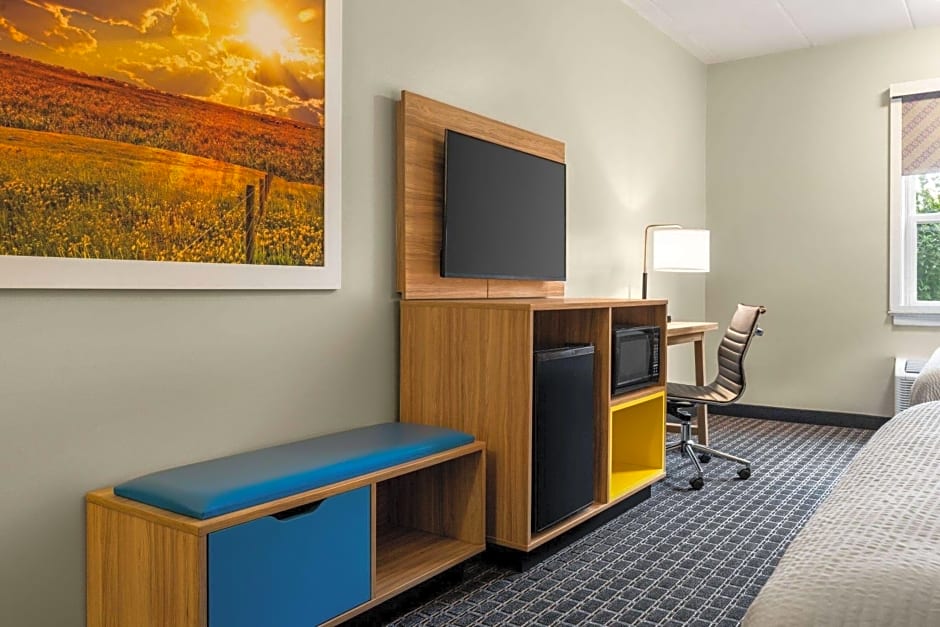 Days Inn & Suites by Wyndham Lancaster Amish Country