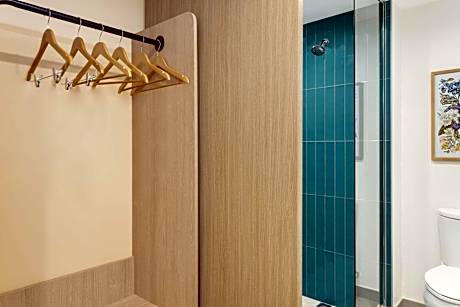 King Room with Roll-In Shower - Mobility Accessible