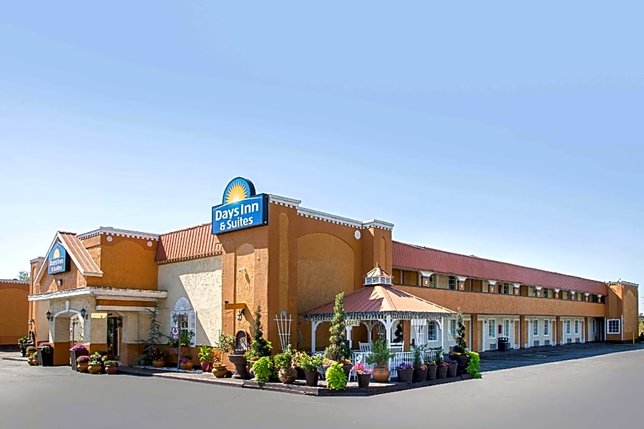 Days Inn & Suites by Wyndham Terre Haute