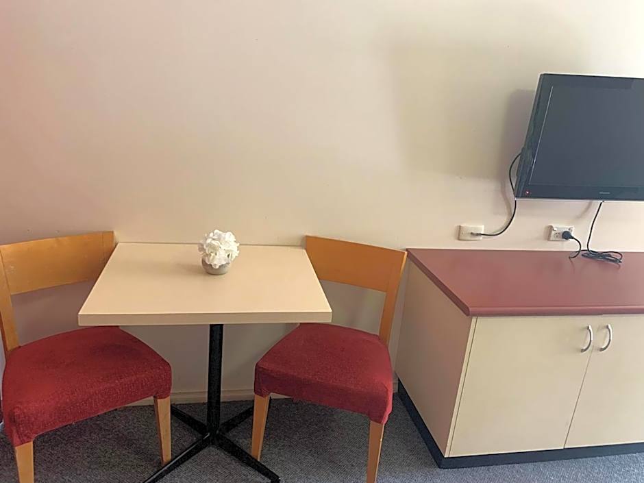 Outback Quarters Motel Hay and Restaurant