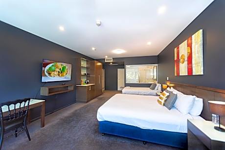 Deluxe Suite with Spa Bath