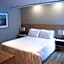 Colonial Hotel & Suites