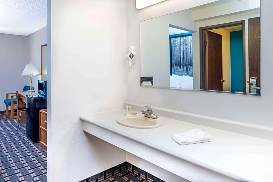 Super 8 by Wyndham Lincoln West