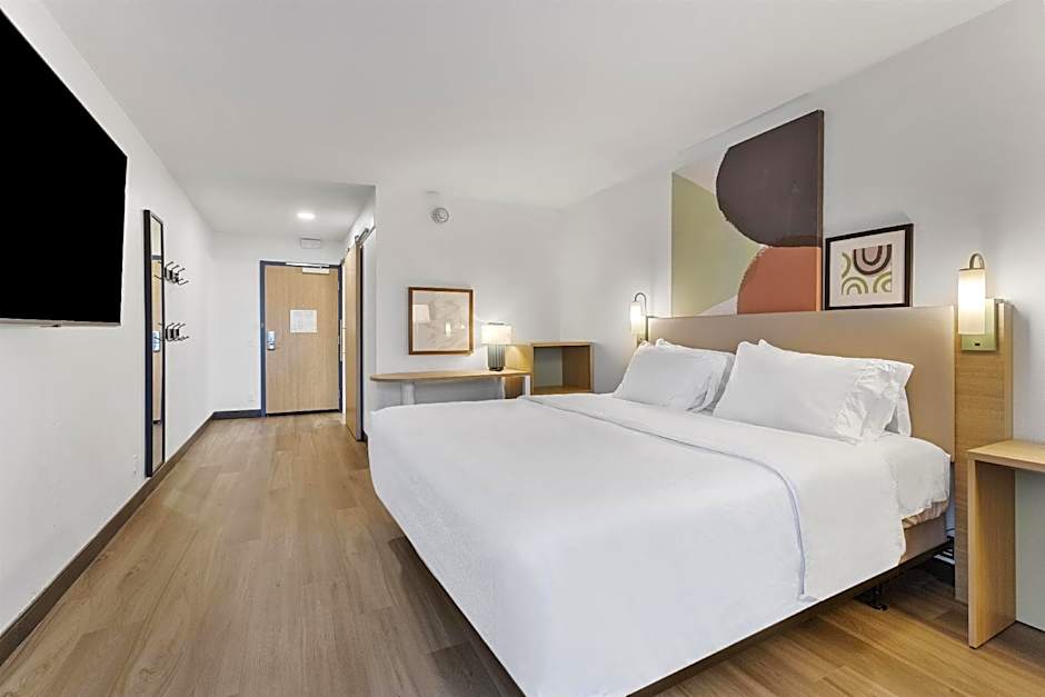 Photo 1 of 2 of 1 King Bed, Hearing/Mobility Accessible, Bathtub