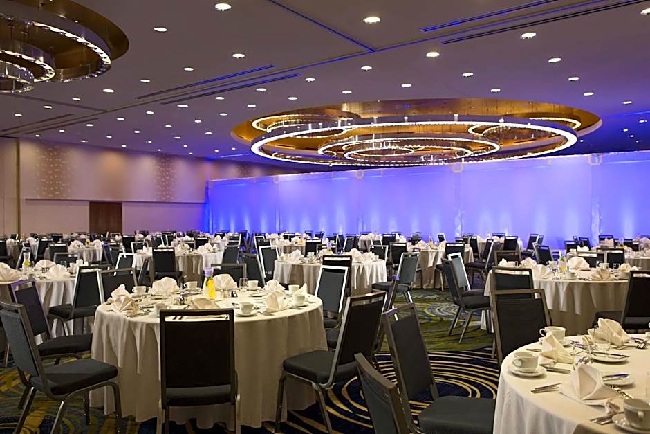 Renaissance by Marriott Arlington Capital View Hotel