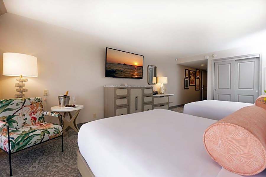 Photo 1 of 4 of Deluxe 1 Queen Bed