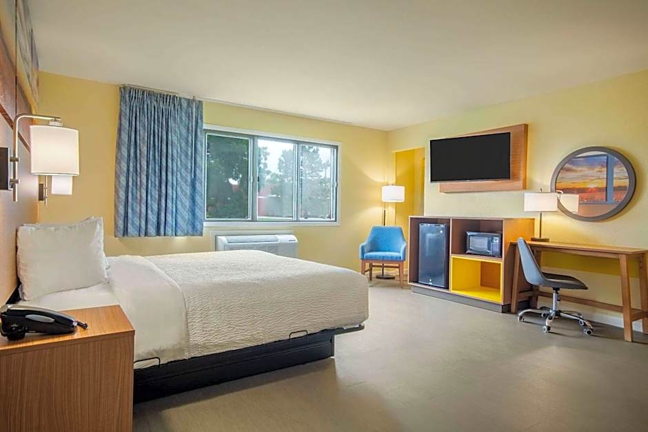 Days Inn & Suites by Wyndham Waterloo