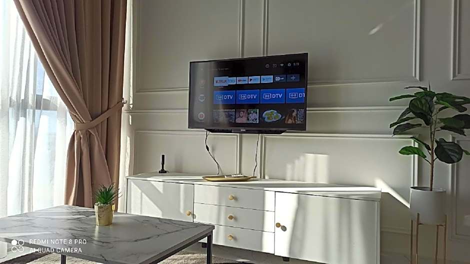 Zulanie Suite Troika Residence, SPACIOUS AND COZY WITH POOL, Free Wifi & Netflix in Golden Triangle of Kota Bharu