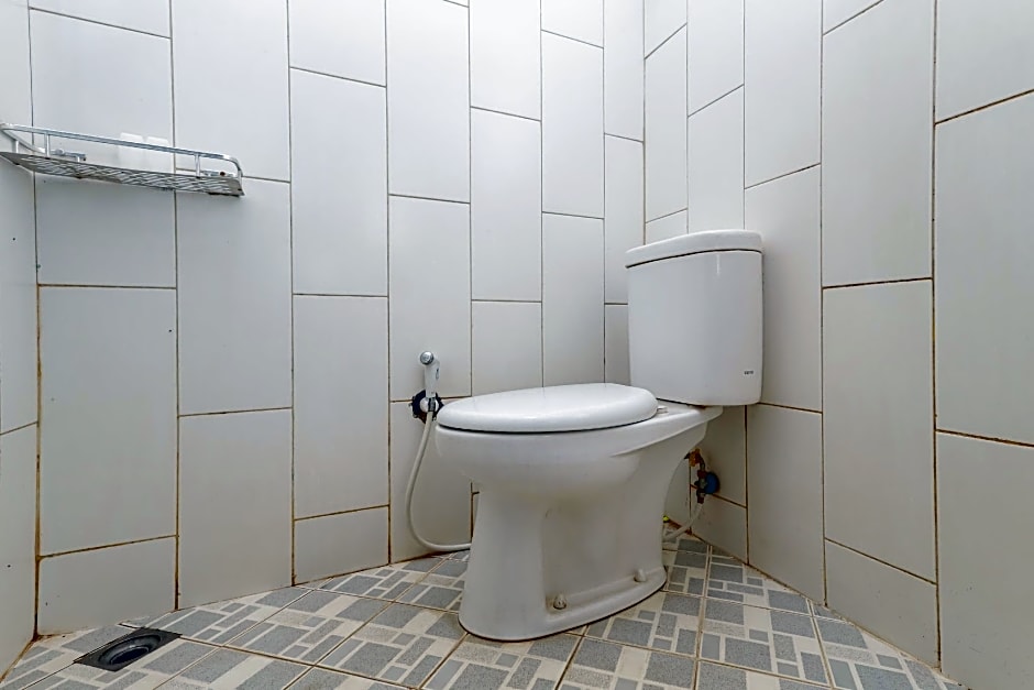 RedDoorz Syariah near Green Park Jatiwarna