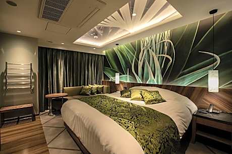 Premium Room with King Bed - Smoking