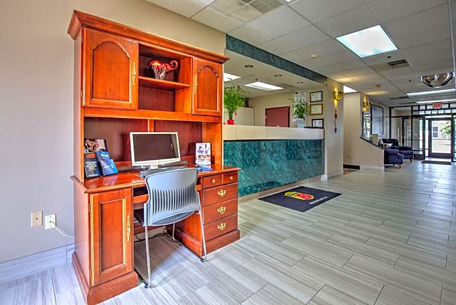 Super 8 by Wyndham Waterloo