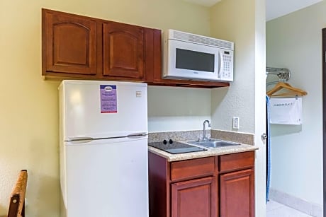 1 King Bed, Efficiency, Nonsmoking, Accessible