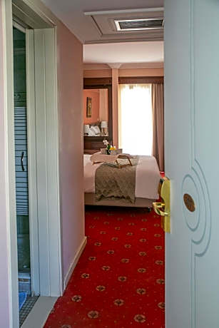 Deluxe King Suite