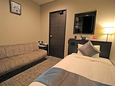 Single Room with Shower - Non-Smoking