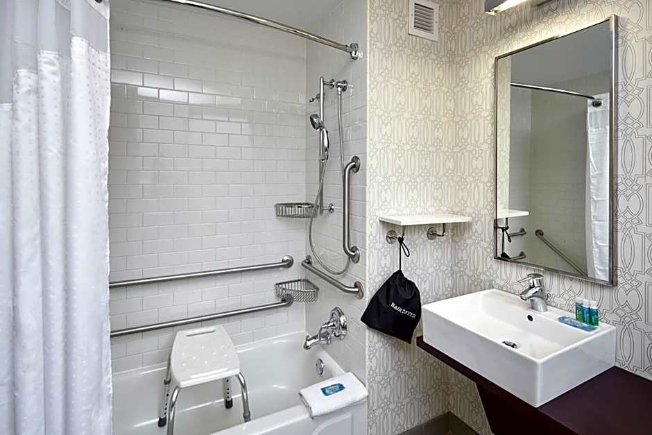 Holiday Inn Express Chicago - Magnificent Mile By IHG