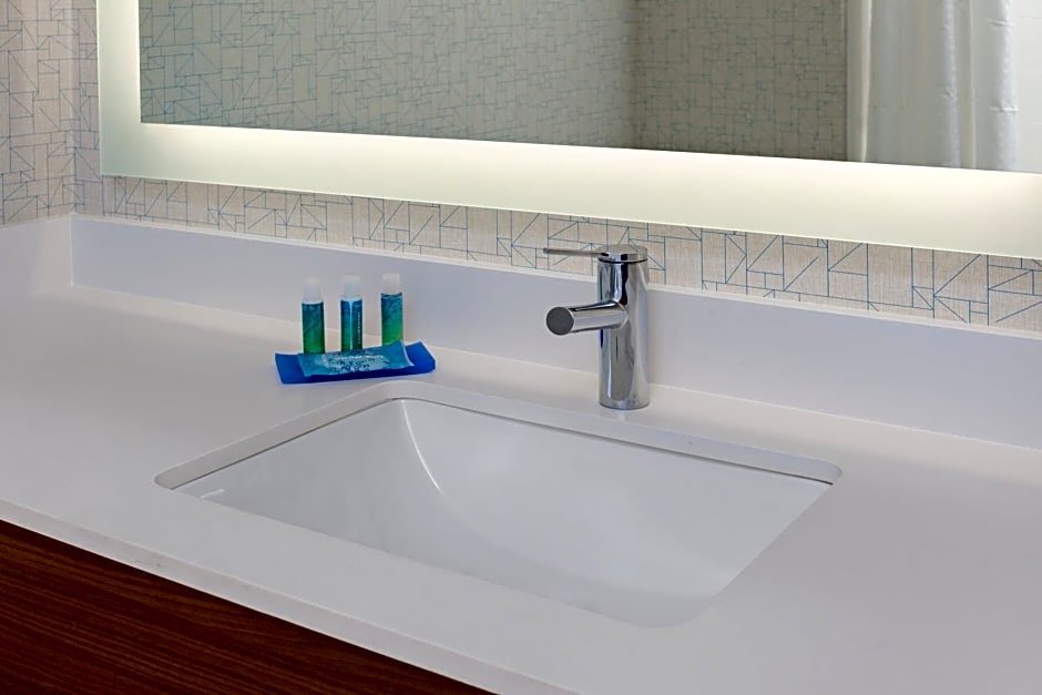 Holiday Inn Express & Suites Elk Grove West I-5 By IHG