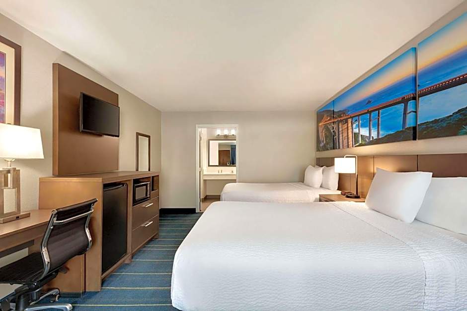 Days Inn & Suites by Wyndham Anaheim At Disneyland Park