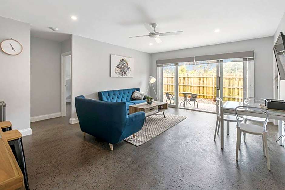 HALE KUPA Rye Beach House Spa Table Tennis