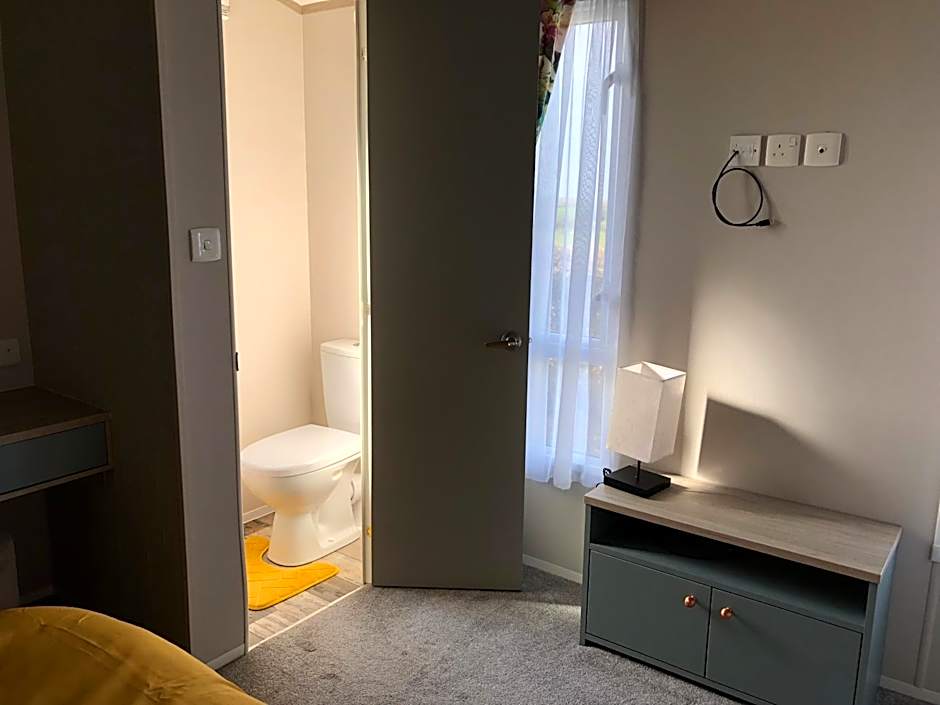 Delightful 2-bed static set in a peaceful village