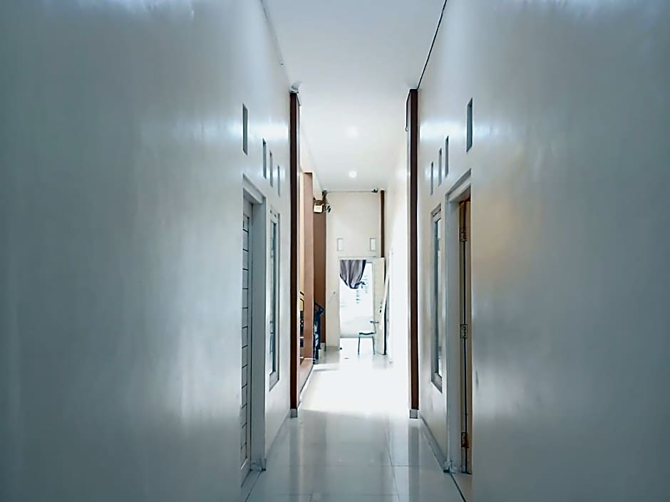 Shabrina Homestay Syariah Terminal Tirtonadi Solo RedPartner