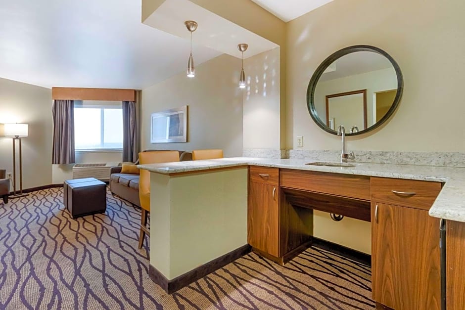Comfort Inn & Suites Market - Airport
