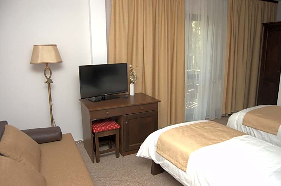 Complex Parc Pini Moinesti