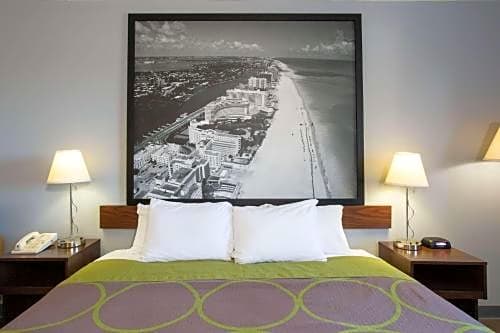 Super 8 by Wyndham Naples