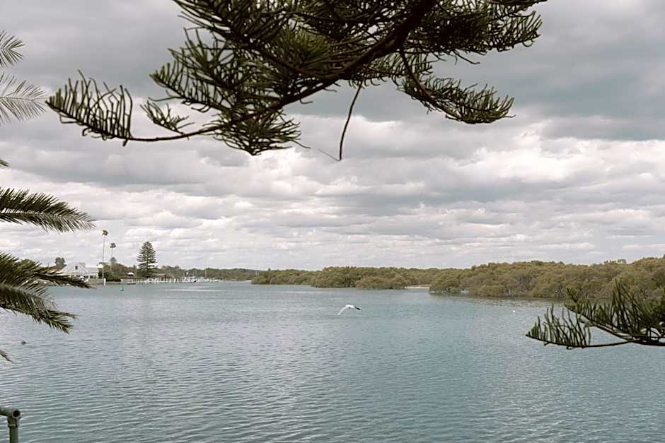 Black Swan Waterfront Motel