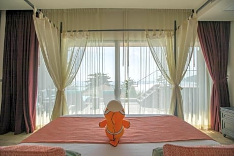 Jacuzzi pool suite honeymoon Sea view