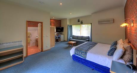 Deluxe King Suite with Spa Bath