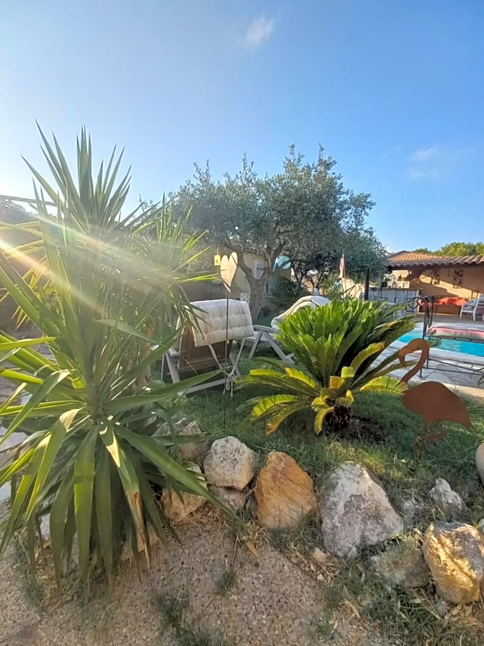 Cocon Provençal - T1 25m2 - SdB - Terrasse privée & Accès Piscine à Saint Chamas