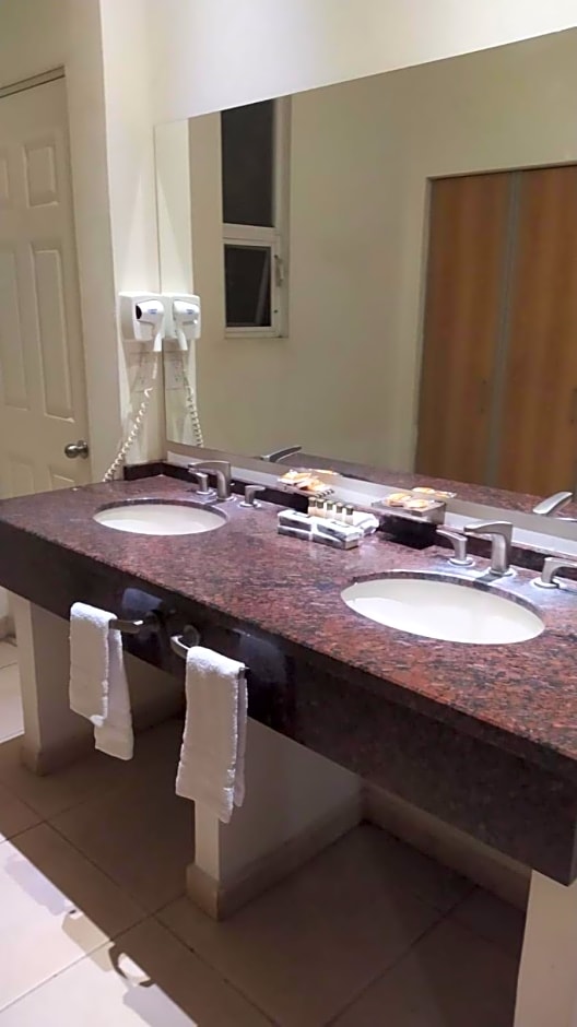 Cypres Hotel & Suites