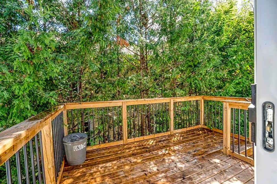 Chic Mid-Century Flat Downtown