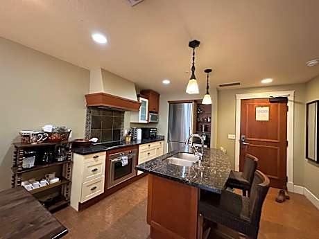 Solara Escape - 2BR Retreat with Pool - Hot Tub - Gym - Spa