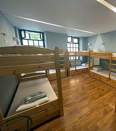 Bed in 8-Bed Mixed Dormitory Room (Age restriction - 18-40)