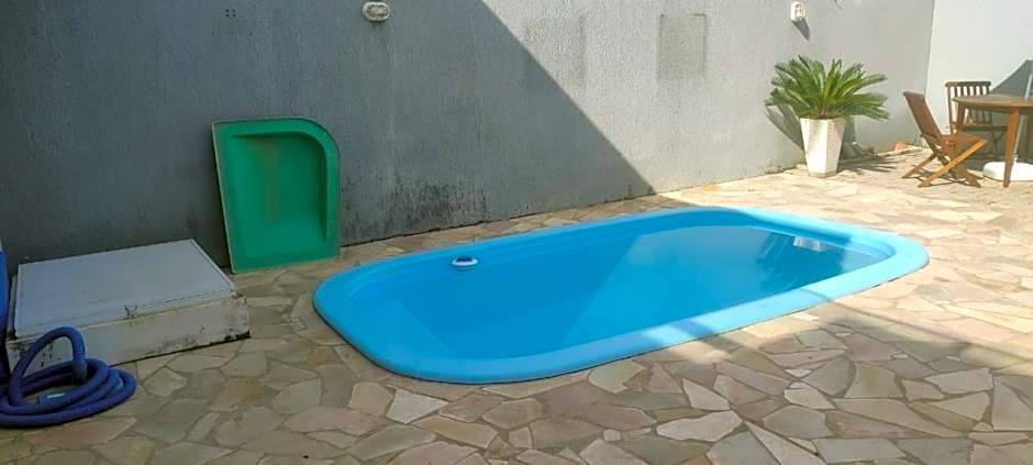 Casa com piscina duas quadras da praia
