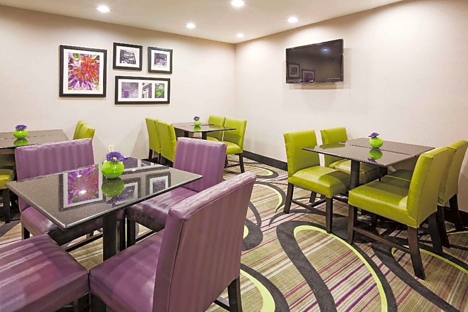 La Quinta Inn & Suites by Wyndham Oshkosh