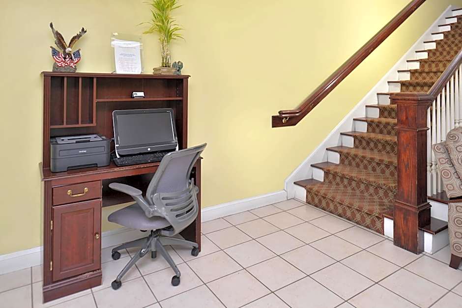 Douglas Inn & Suites Cleveland