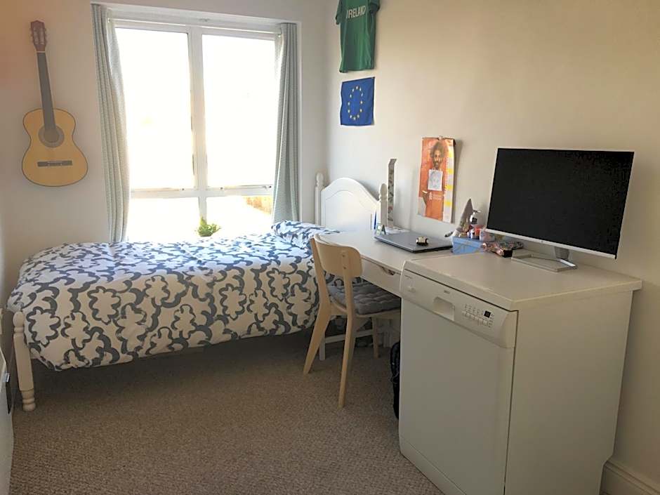 Central Spacious 3 Bedroom Apartment With Parking