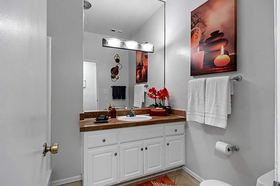 Beverly Hills 2 bed 2 bath Penthouse with Den and Parking 414