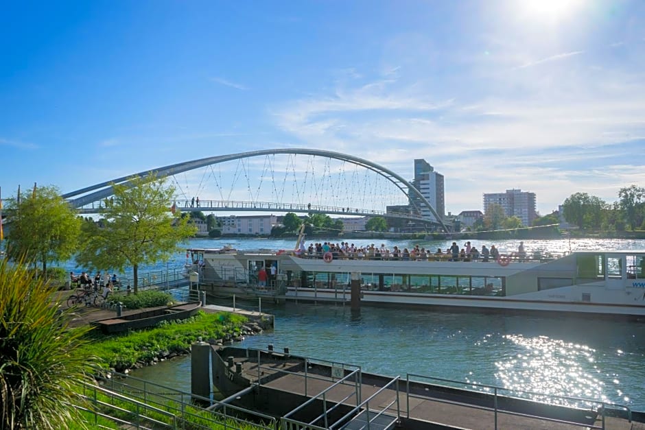 Maximilian Hotel & Apartments Weil am Rhein / Basel