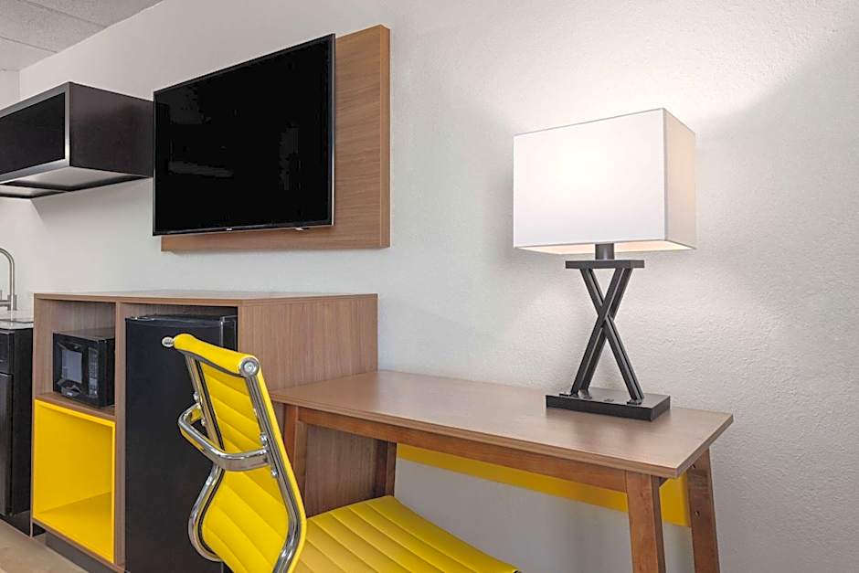 Days Inn & Suites by Wyndham Indianapolis Airport East
