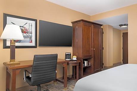 King Room with Roll-in Shower - Mobility and Hearing Accessible/Non-Smoking