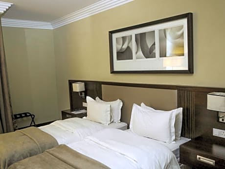 CLASSIC ROOM, 2 Single Size Beds, Garden View